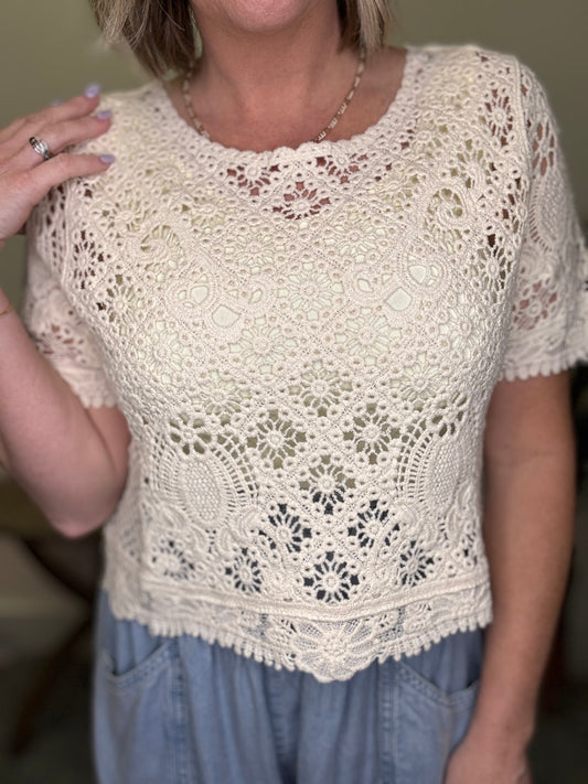 Crochet Knit Top Delicate details Cream woven short sleeve hem and thread