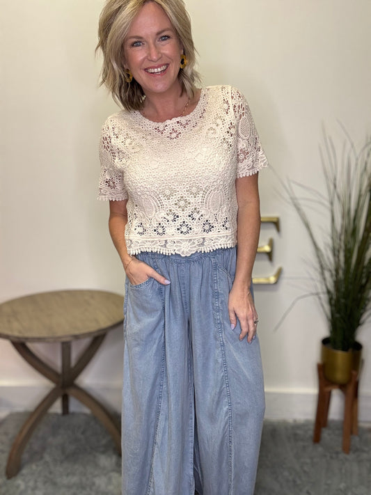 Crochet Knit Top Delicate details Cream woven short sleeve hem and thread