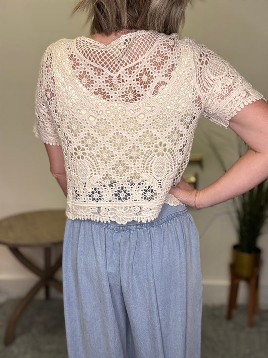 Crochet Knit Top Delicate details Cream woven short sleeve hem and thread