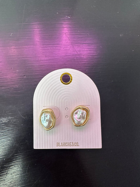 Gold Hammered And Freshwater Pearl Stud Earring